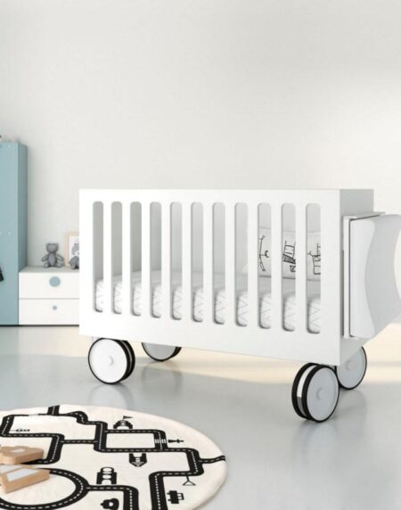 Cuna con ruedas y barandilla con barrotes