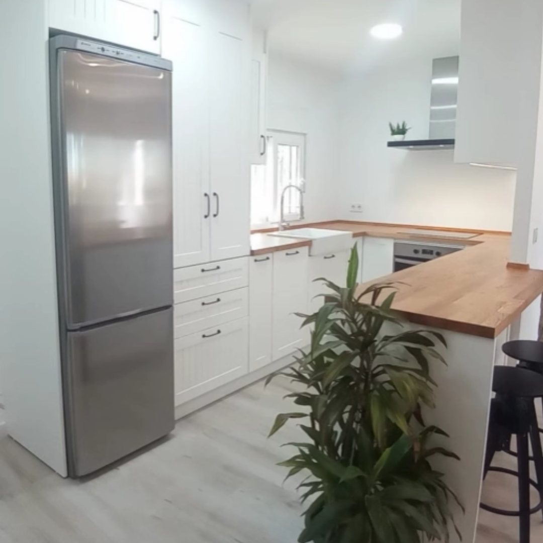 Cocina roble y blanca